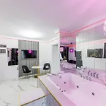 Apartman De Lux Cu Jacuzzi In *